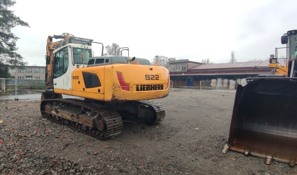 Liebherr 922 crawler excavator, rear three-quarter view