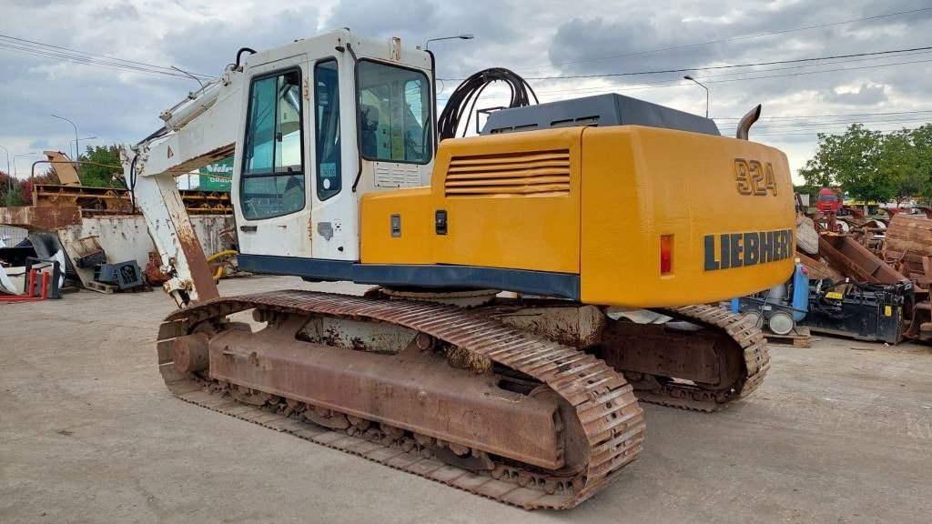 2005 Liebherr 924 crawler excavator, rear three-quarter view 2005 Liebherr 924 crawler excavator, rear three-quarter view