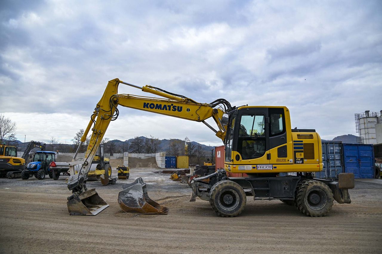 2018 Komatsu PW148-10 wheel excavator, side profile view 2018 Komatsu PW148-10 wheel excavator, side profile view