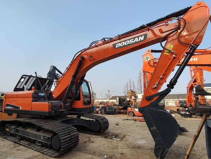 2010 Doosan DX225LC-9C crawler excavator, side view 2010 Doosan DX225LC-9C crawler excavator, side view