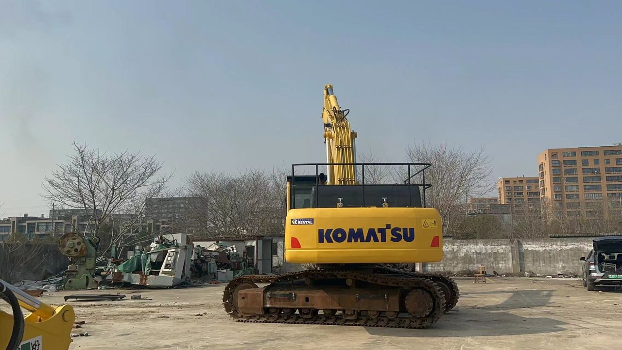 2020 Komatsu PC400-8 crawler excavator, rear view 2020 Komatsu PC400-8 crawler excavator, rear view