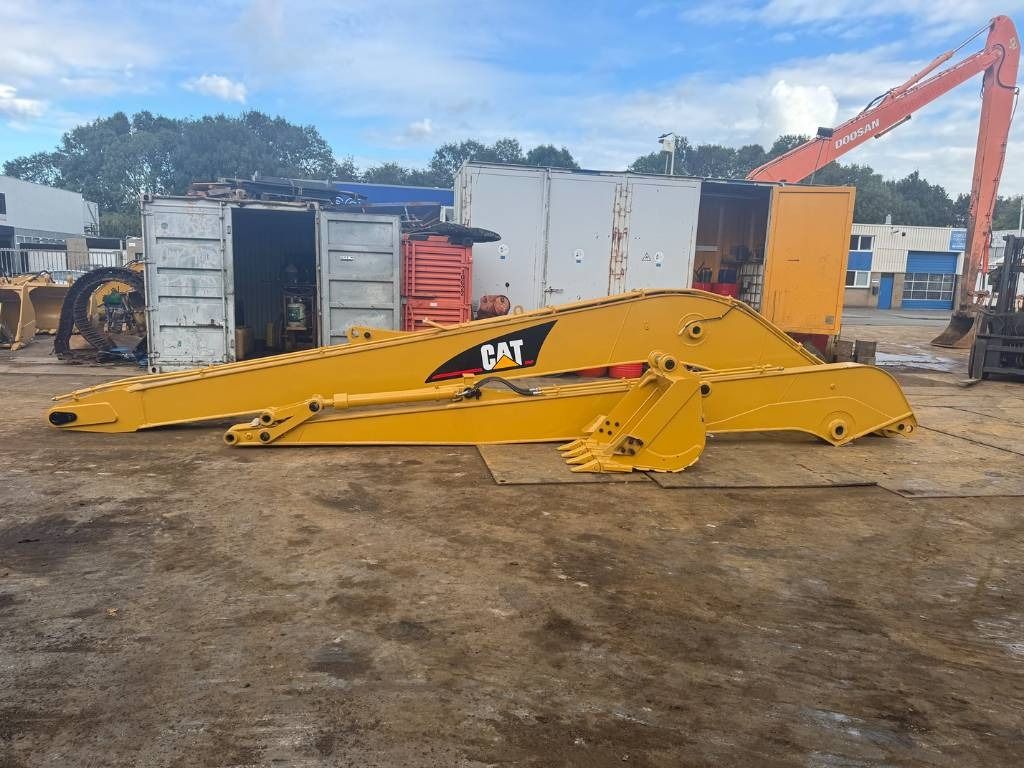 2026 Caterpillar 330 crawler excavator long-reach boom assembly