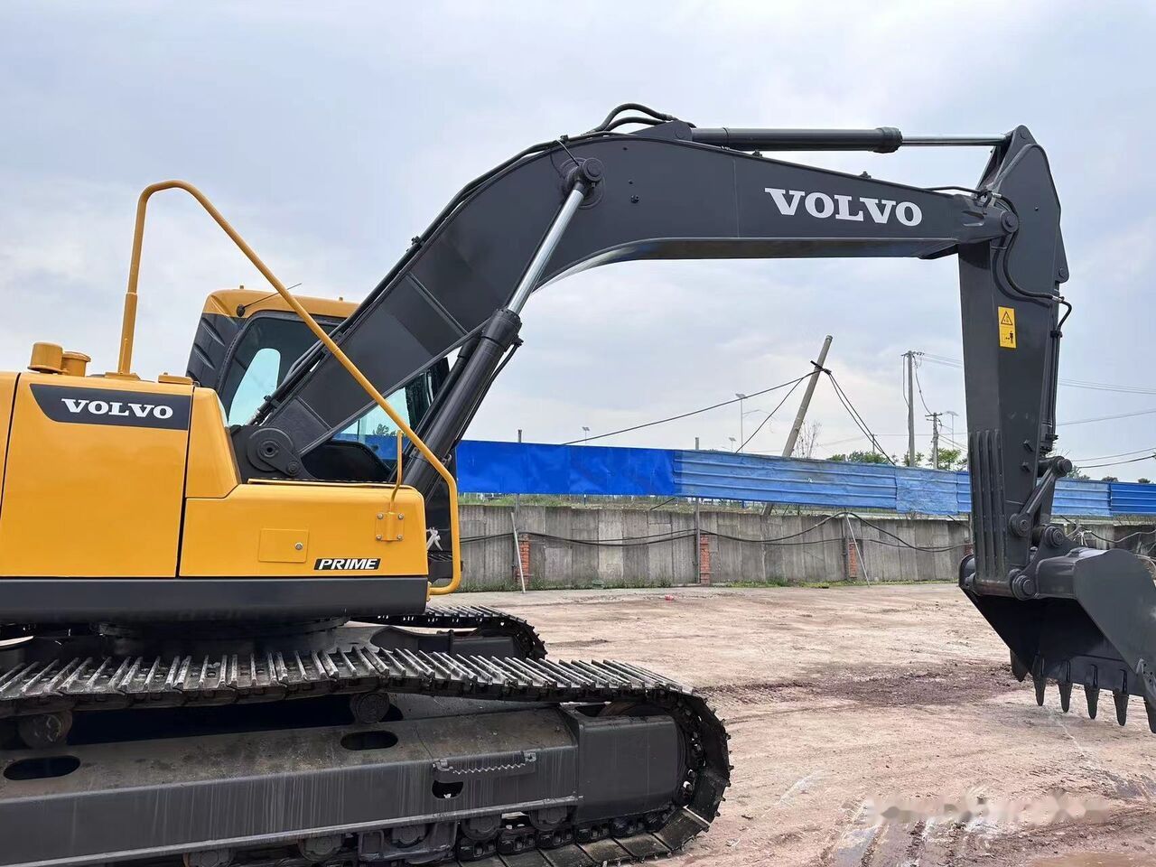 Volvo EC240 crawler excavator, side profile view Volvo EC240 crawler excavator, side profile view