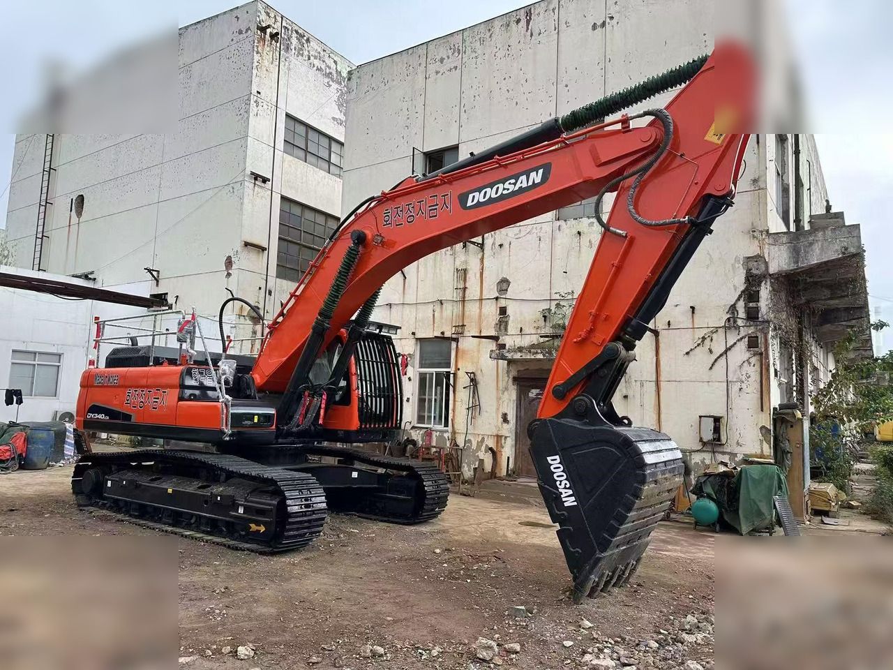2020 Doosan DX340LC crawler excavator, side profile view