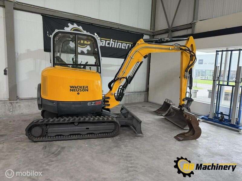 2014 Wacker Neuson EZ38 excavator, side profile view 2014 Wacker Neuson EZ38 excavator, side profile view
