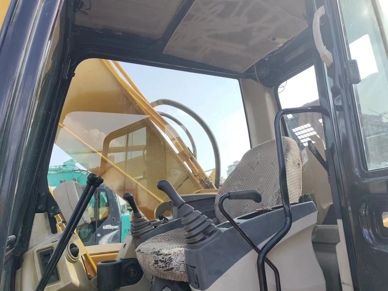 2018 Caterpillar 325C crawler excavator interior view
