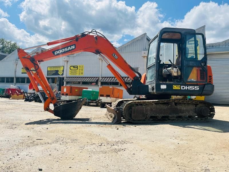2004 Doosan DH55 mini excavator, side view 2004 Doosan DH55 mini excavator, side view