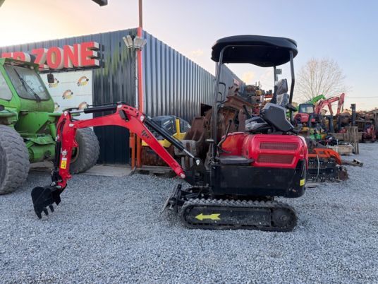 JPC HT20 mini excavator, side view