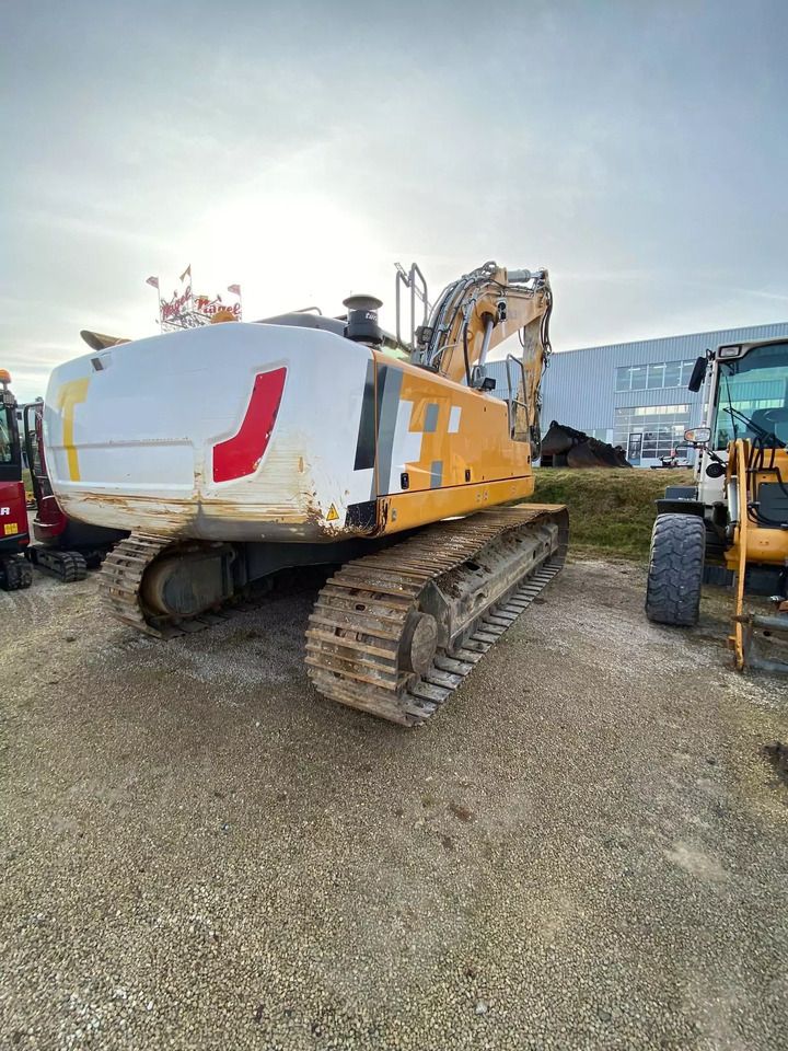 2018 Liebherr R926 crawler excavator, rear three-quarter view 2018 Liebherr R926 crawler excavator, rear three-quarter view