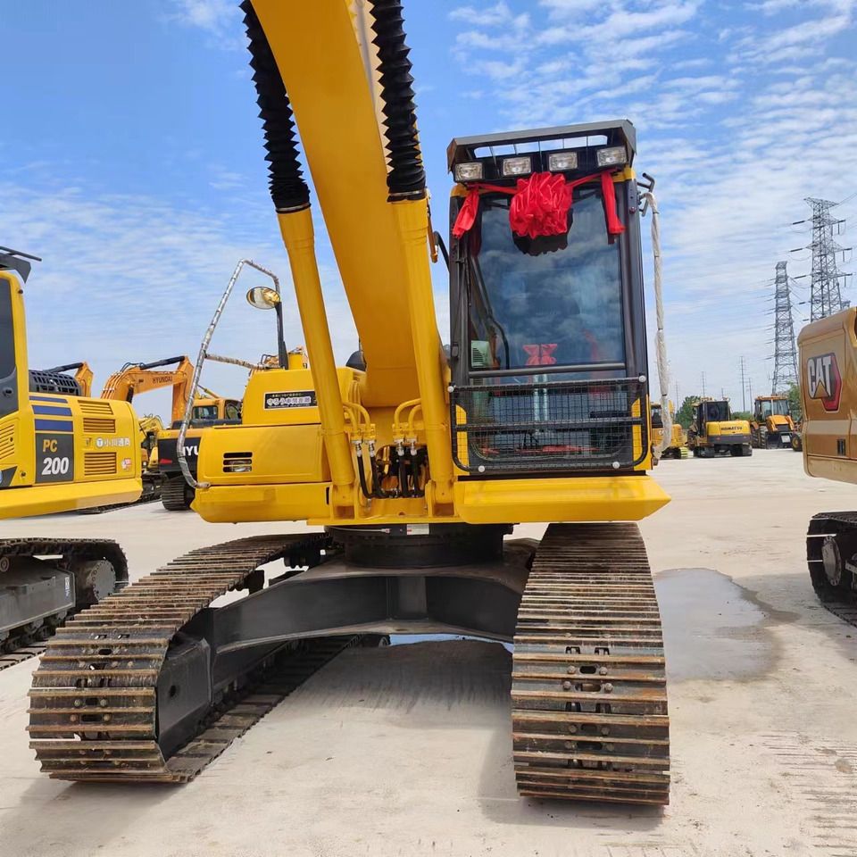 2023 Komatsu PC200 crawler excavator, front view 2023 Komatsu PC200 crawler excavator, front view