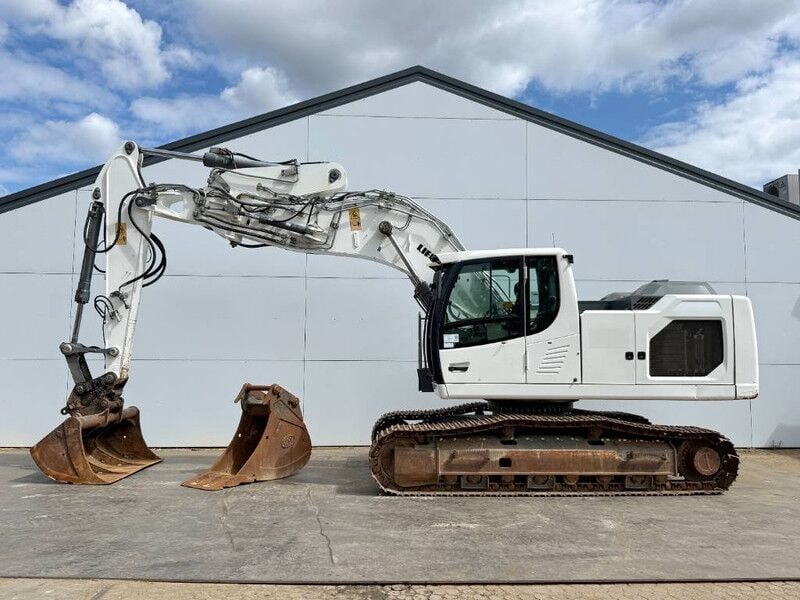 2020 Liebherr R922LC crawler excavator, side view 2020 Liebherr R922LC crawler excavator, side view
