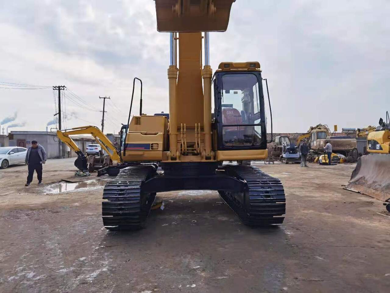 2006 Caterpillar 325BL crawler excavator, rear view 2006 Caterpillar 325BL crawler excavator, rear view