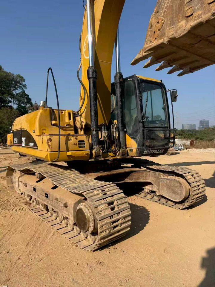 2009 Caterpillar 325CL crawler excavator, side view 2009 Caterpillar 325CL crawler excavator, side view