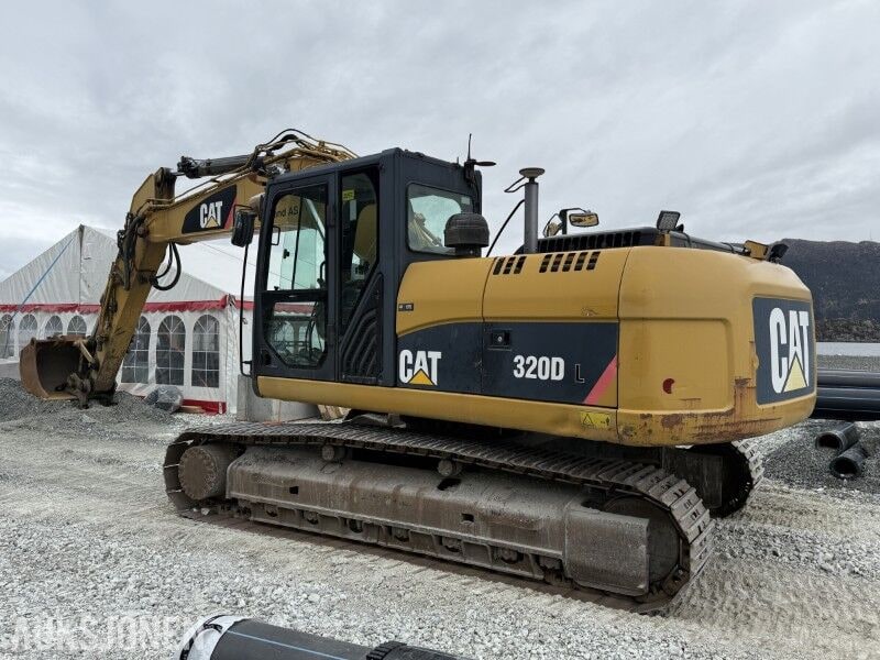 Escavatore cingolato Caterpillar 320D L del 2011, vista laterale Escavatore cingolato Caterpillar 320D L del 2011, vista laterale
