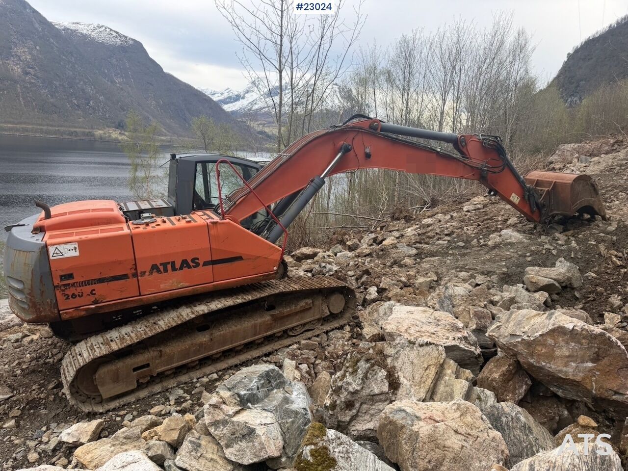 2011 Atlas 260LC crawler excavator, side view