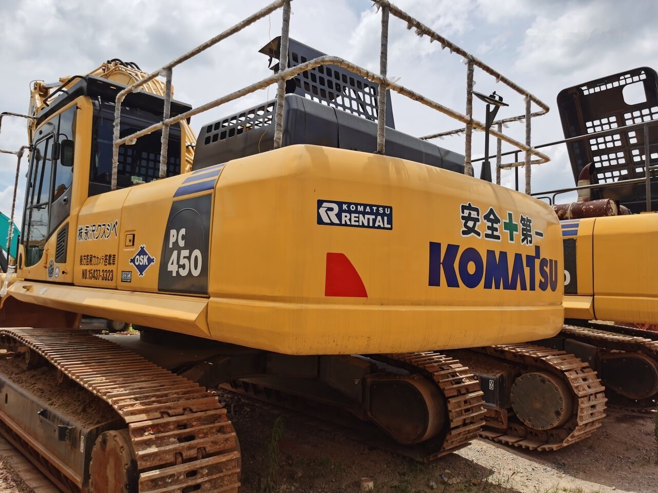 2016 Komatsu PC450-8 crawler excavator rear quarter view 2016 Komatsu PC450-8 crawler excavator rear quarter view