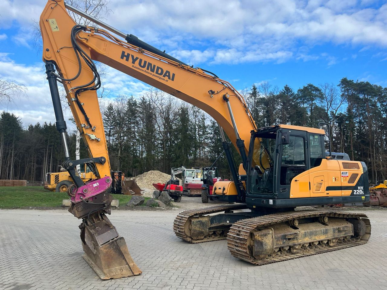2016 Hyundai HX220L crawler excavator, side view 2016 Hyundai HX220L crawler excavator, side view