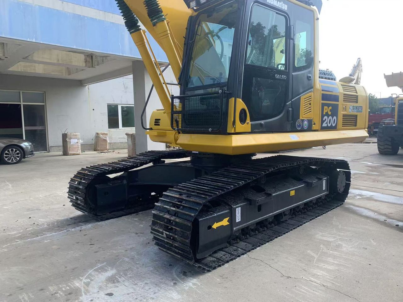 Escavatore cingolato Komatsu PC200-8MO del 2023, vista frontale tre quarti Escavatore cingolato Komatsu PC200-8MO del 2023, vista frontale tre quarti