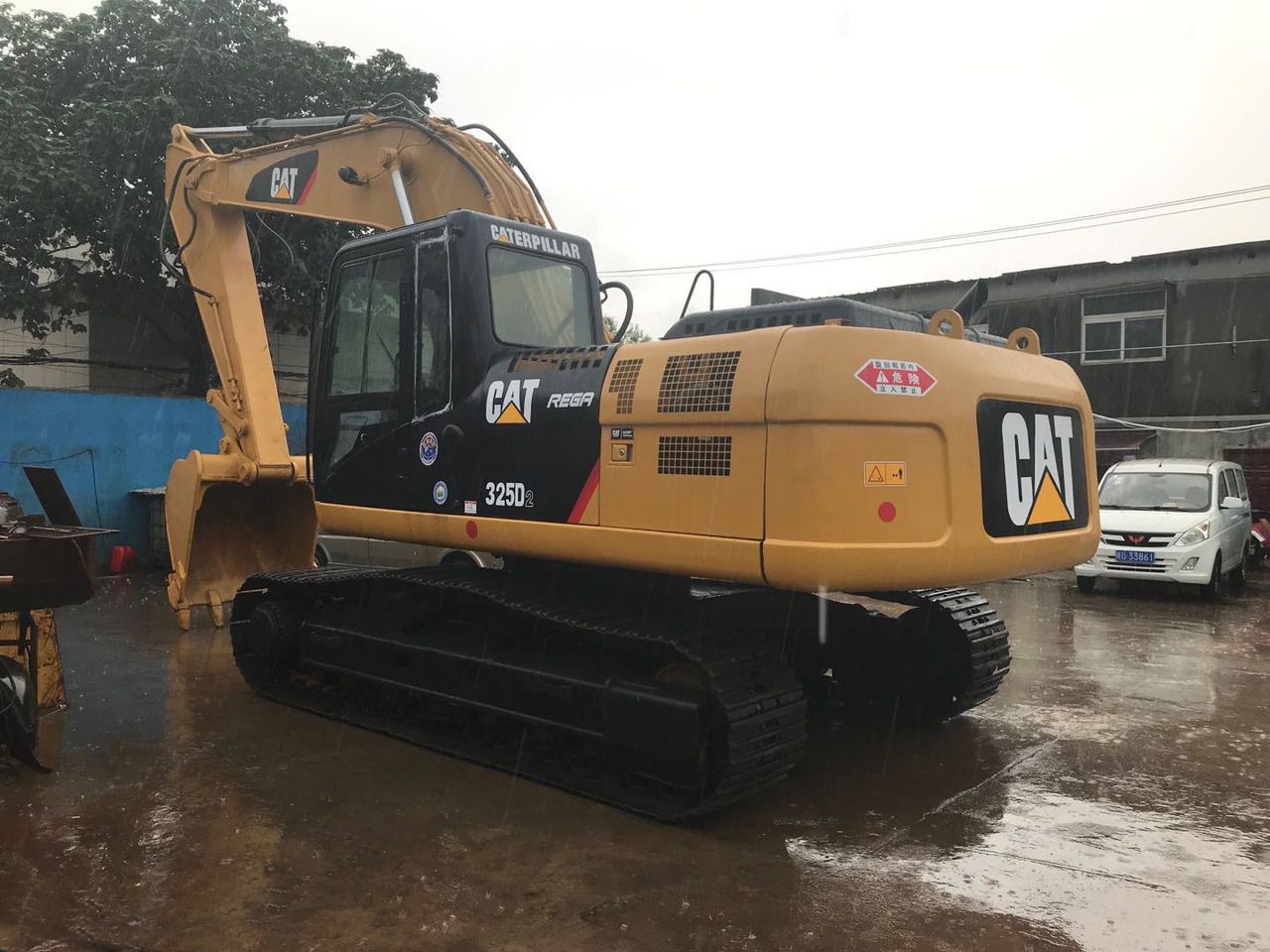 2021 Caterpillar 325D2 crawler excavator, rear three-quarter view 2021 Caterpillar 325D2 crawler excavator, rear three-quarter view