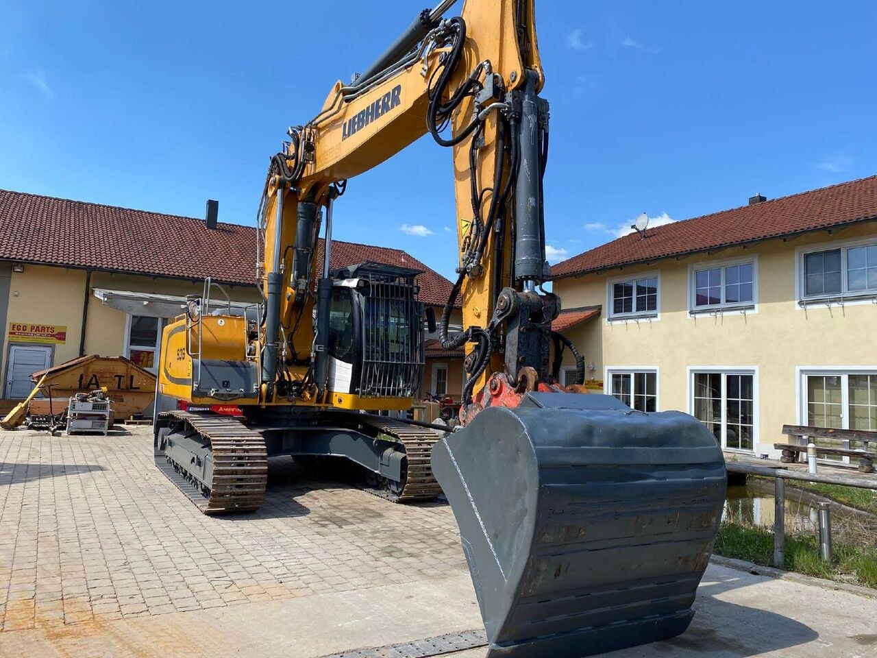 2015 Liebherr R936 NLC crawler excavator, front three-quarter view 2015 Liebherr R936 NLC crawler excavator, front three-quarter view