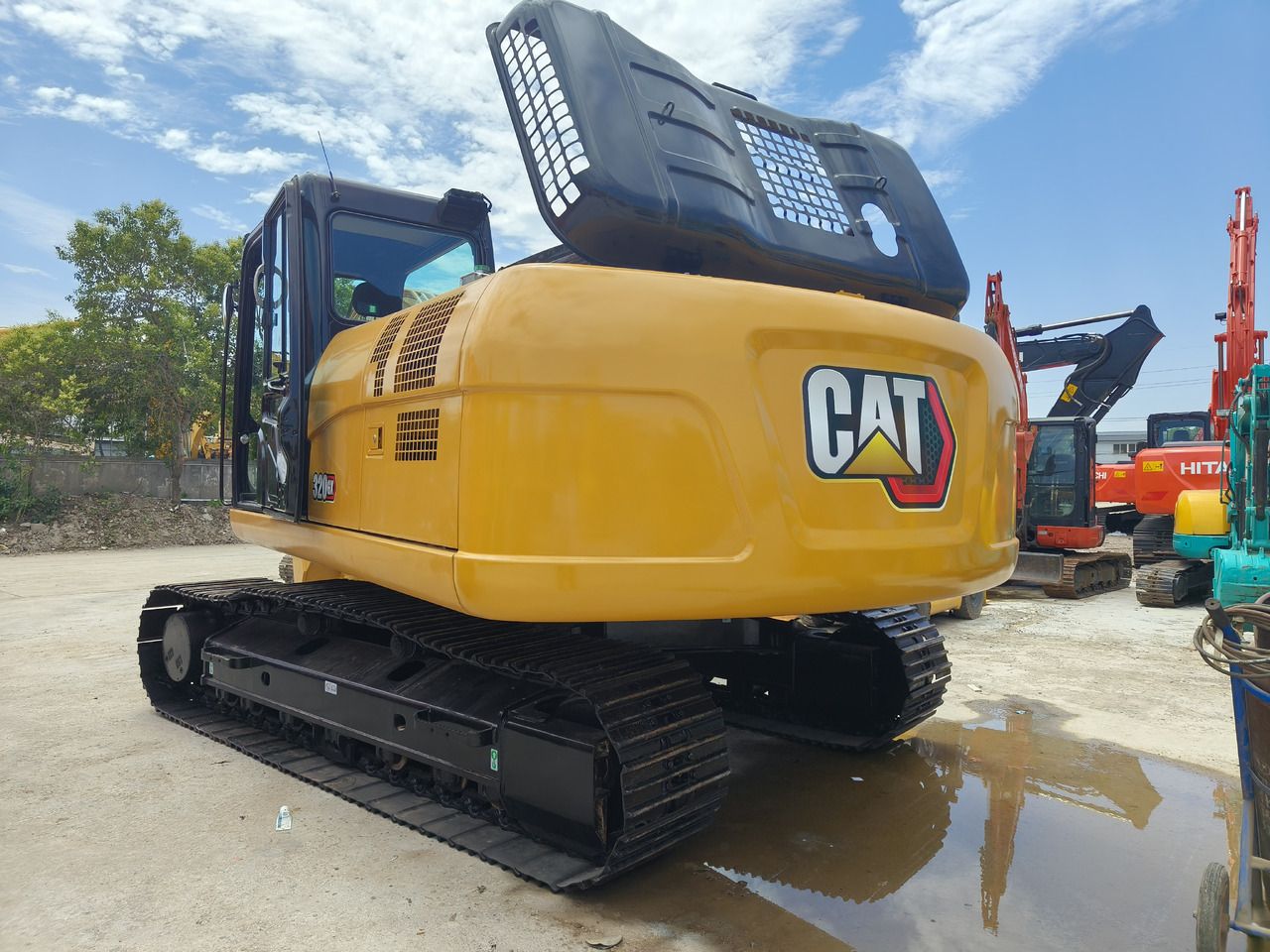 Caterpillar 320GX crawler excavator, rear three-quarter view Caterpillar 320GX crawler excavator, rear three-quarter view