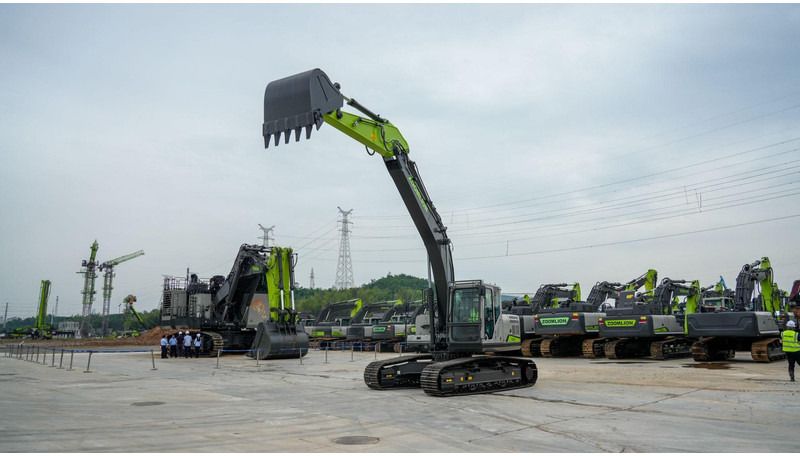 2025 Zoomlion ZE225G crawler excavator, front three-quarter view 2025 Zoomlion ZE225G crawler excavator, front three-quarter view