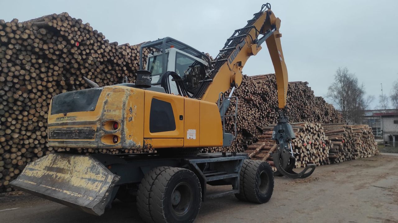 2015 Liebherr LH35 M material handler, rear three-quarter view 2015 Liebherr LH35 M material handler, rear three-quarter view
