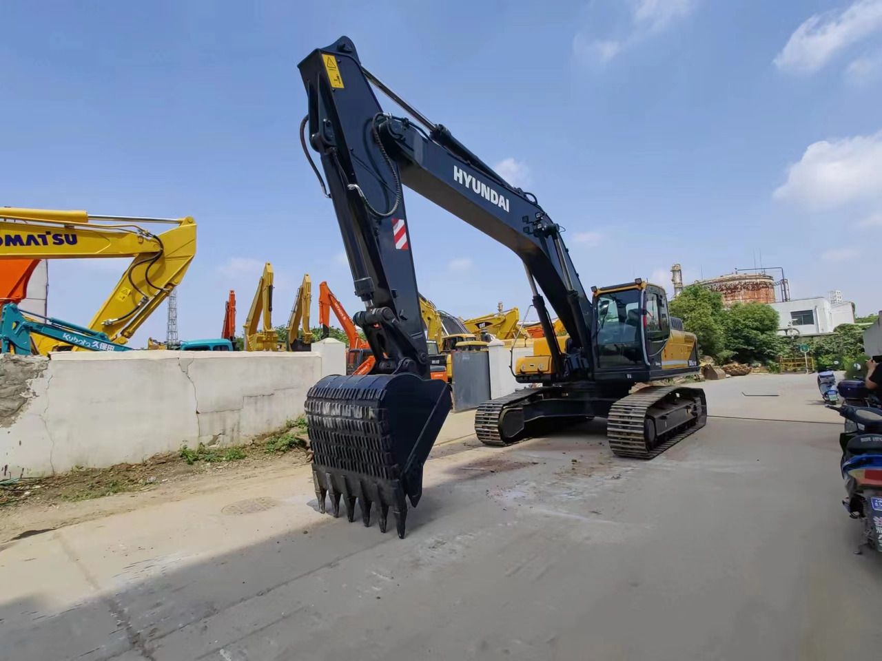 2019 Hyundai R305LC-9T crawler excavator, front three-quarter view 2019 Hyundai R305LC-9T crawler excavator, front three-quarter view