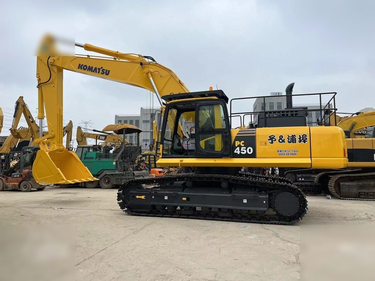 2022 Komatsu PC450-8 crawler excavator, side view 2022 Komatsu PC450-8 crawler excavator, side view