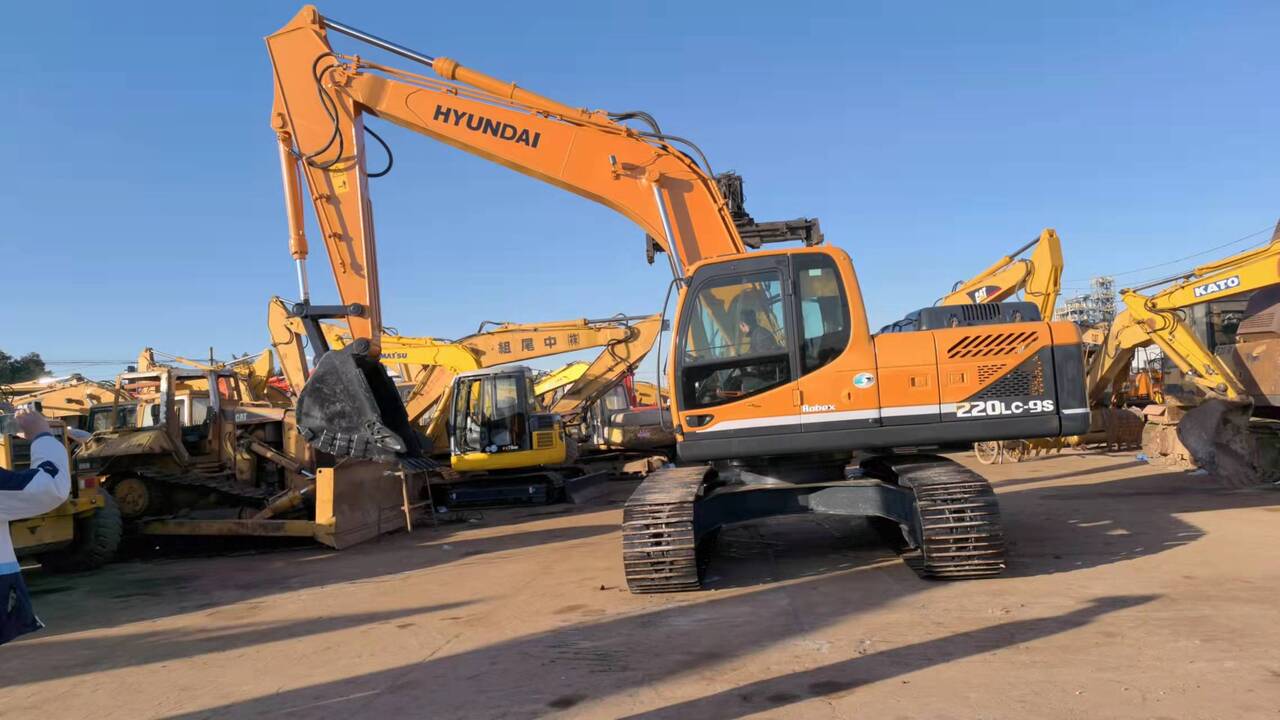 2016 Hyundai 220LC-9S crawler excavator, side view 2016 Hyundai 220LC-9S crawler excavator, side view