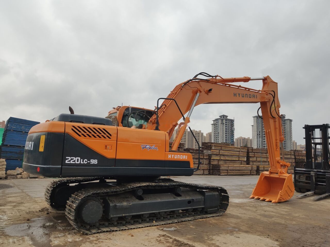 2022 Hyundai 220LC-9S crawler excavator side view 2022 Hyundai 220LC-9S crawler excavator side view