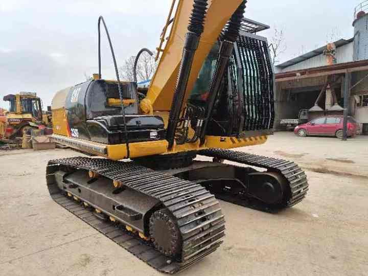 Excavatrice sur chenilles Caterpillar 320D 2021, vue arrière trois-quarts