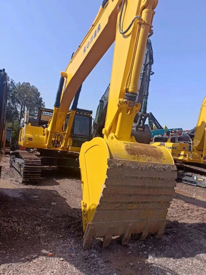 2016 Komatsu PC400 crawler excavator, front view 2016 Komatsu PC400 crawler excavator, front view