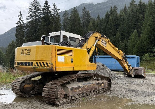 1995 Liebherr R902 STD Litronic crawler excavator, rear three-quarter view 1995 Liebherr R902 STD Litronic crawler excavator, rear three-quarter view