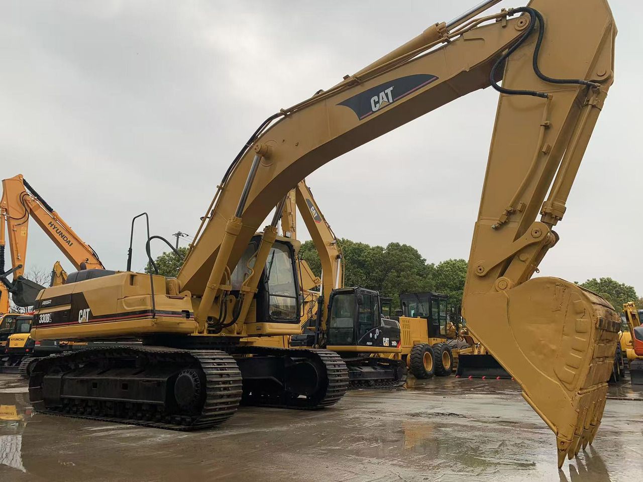 2018 Caterpillar 330BL crawler excavator, side profile view 2018 Caterpillar 330BL crawler excavator, side profile view