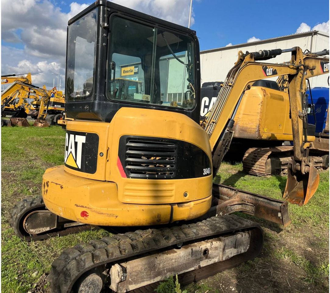 2011 Caterpillar 304DCR crawler excavator, front-side view 2011 Caterpillar 304DCR crawler excavator, front-side view