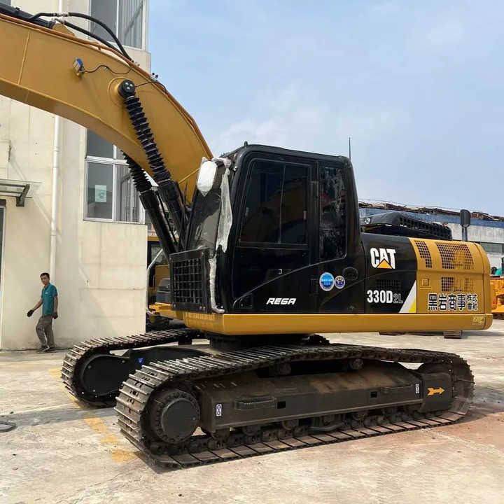 2000 Caterpillar 330D2L crawler excavator, side profile view 2000 Caterpillar 330D2L crawler excavator, side profile view