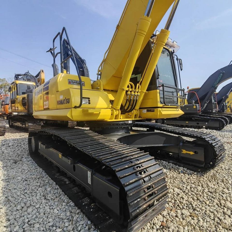 Escavatore cingolato Komatsu PC220-8 del 2023, vista posteriore tre quarti Escavatore cingolato Komatsu PC220-8 del 2023, vista posteriore tre quarti