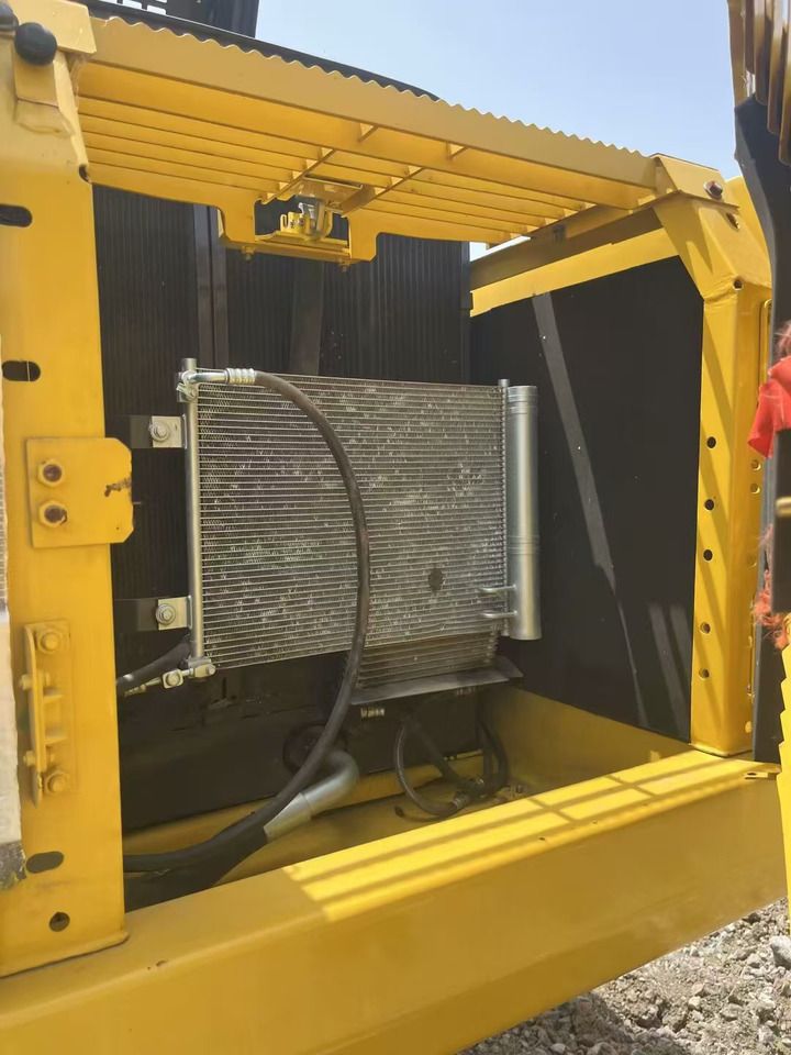 2021 Komatsu PC200 crawler excavator radiator and cooling system view 2021 Komatsu PC200 crawler excavator radiator and cooling system view