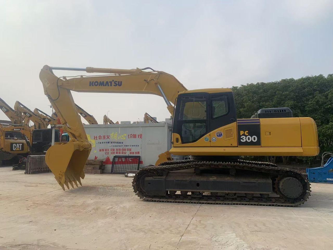 2022 Komatsu PC300-7 crawler excavator, side view 2022 Komatsu PC300-7 crawler excavator, side view