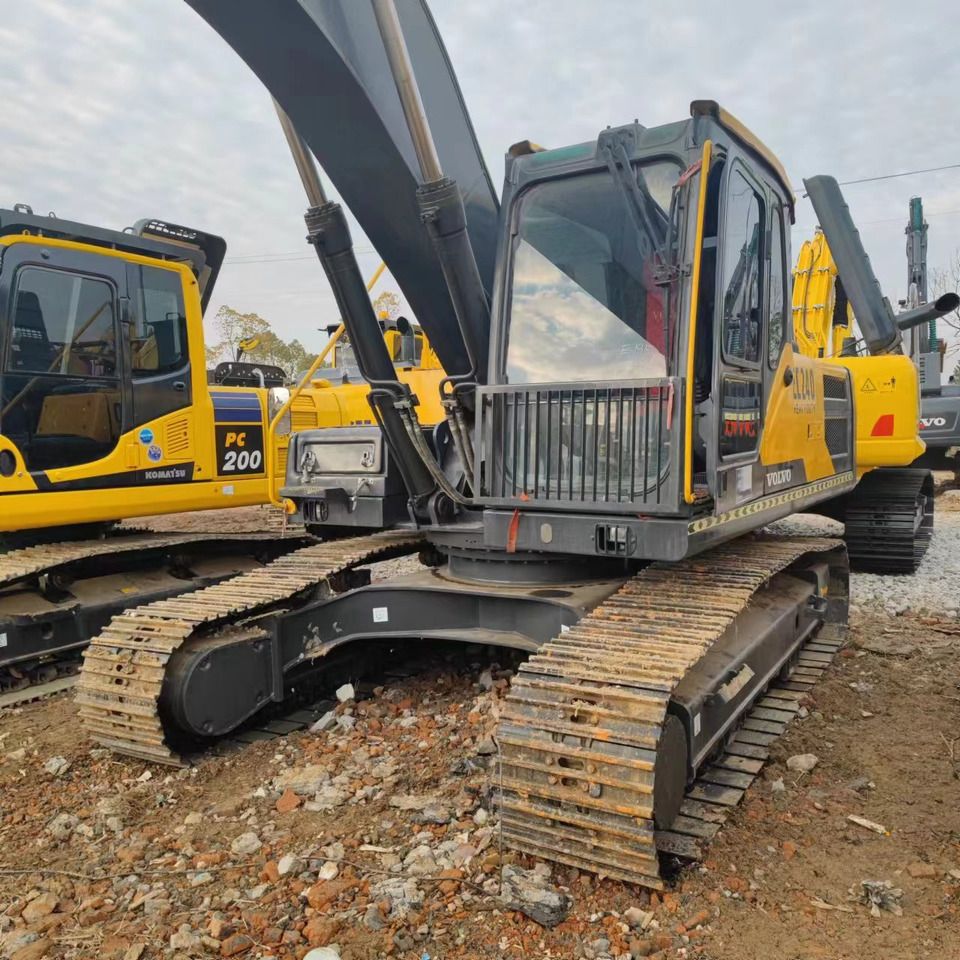 2021 Volvo EC240CL crawler excavator, front three-quarter view 2021 Volvo EC240CL crawler excavator, front three-quarter view