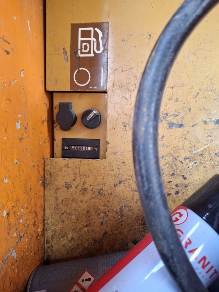 2001 Caterpillar M318 Wheel Excavator hour meter detail 2001 Caterpillar M318 Wheel Excavator hour meter detail