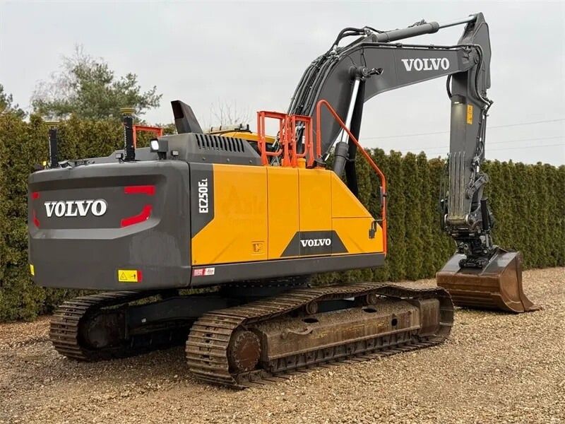 Volvo EC250EL crawler excavator, rear three-quarter view Volvo EC250EL crawler excavator, rear three-quarter view