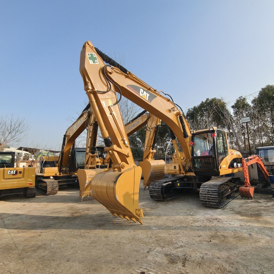 2023 Caterpillar 320CL Raupenbagger, Frontansicht von drei Viertel 2023 Caterpillar 320CL Raupenbagger, Frontansicht von drei Viertel