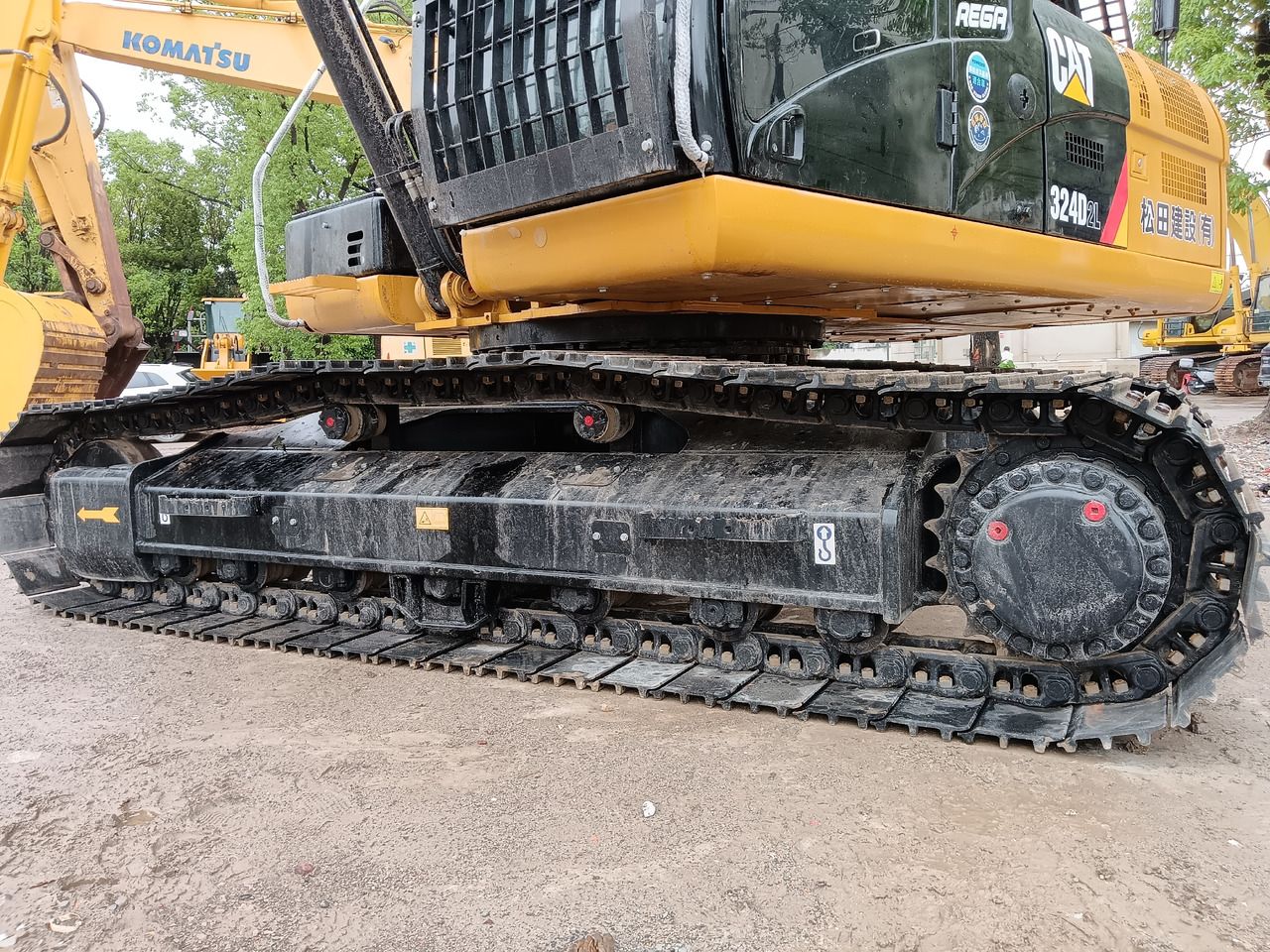 2024 Caterpillar 324D2L crawler excavator side view of tracks