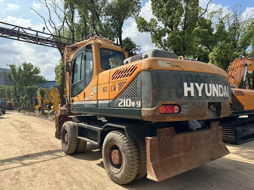 2023 Hyundai R210W-9 Escavatore Gomma