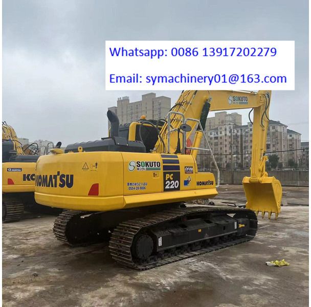 Escavatore cingolato Komatsu PC220-8 del 2022, vista posteriore tre quarti Escavatore cingolato Komatsu PC220-8 del 2022, vista posteriore tre quarti