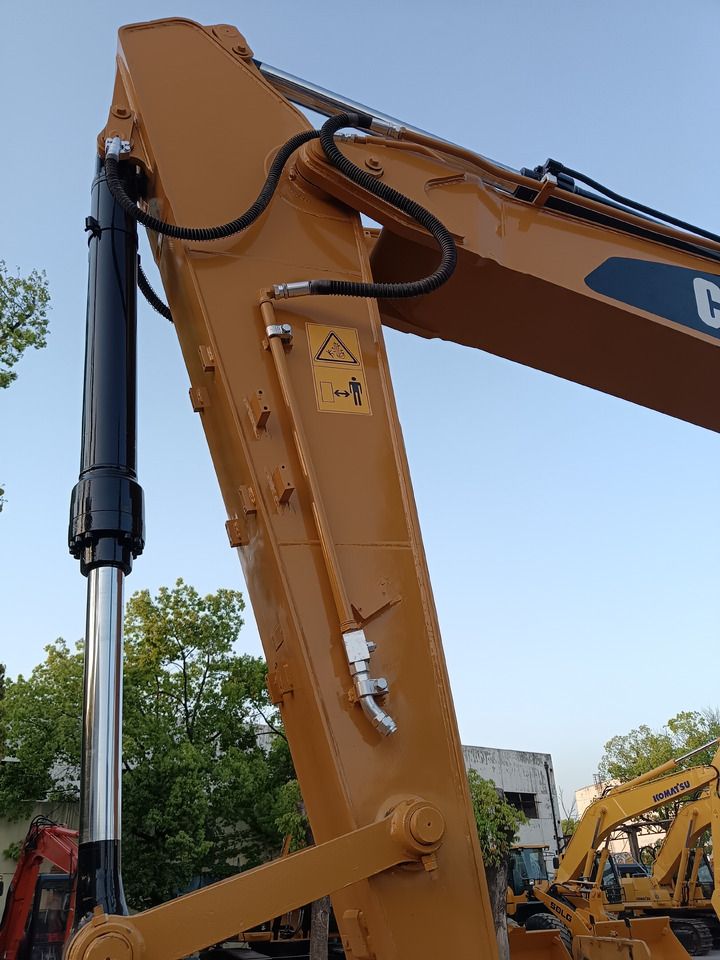 Détail de la flèche d'une pelle sur chenilles Caterpillar 320D2 2024