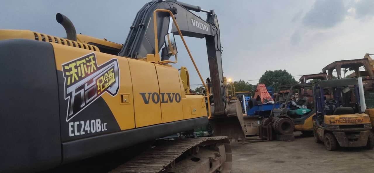 2018 Volvo EC240BLC crawler excavator side view 2018 Volvo EC240BLC crawler excavator side view