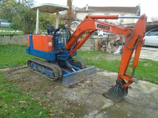 2000 Kubota KH 021 mini excavator, side view 2000 Kubota KH 021 mini excavator, side view